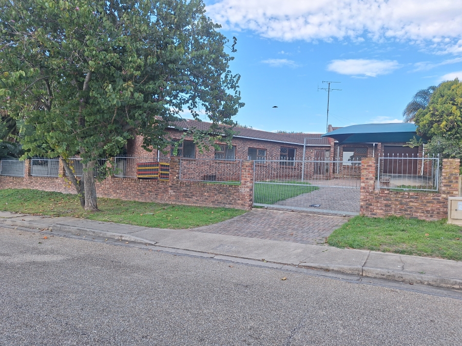 To Let 4 Bedroom Property for Rent in Strelitzia Park Eastern Cape